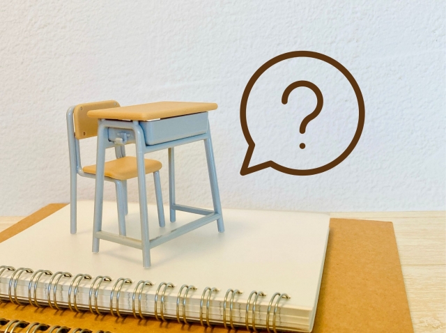 ノートの上に机のおもちゃ