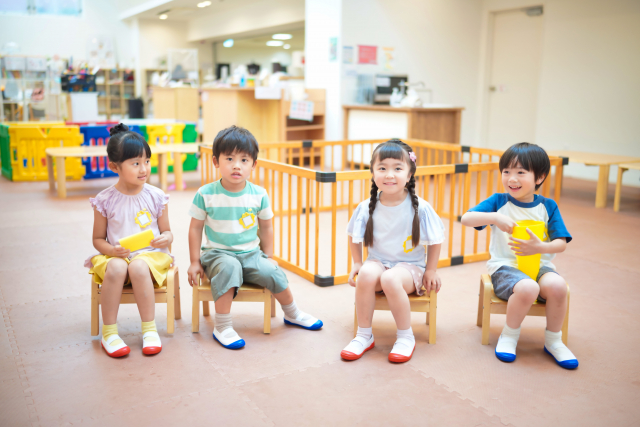 楽しそうに座っている子供たち