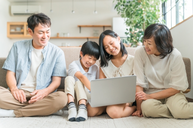 パソコンを仲良く見る家族