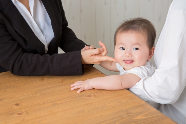 赤ちゃんが笑っている写真