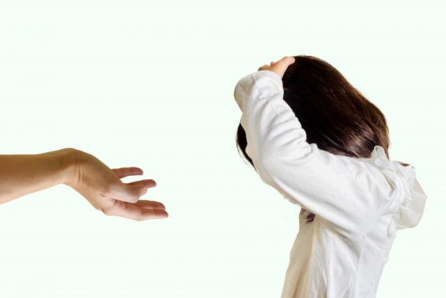 泣いている子供に大人の差し出す手