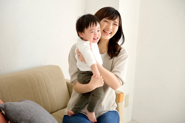 お母さんに抱っこされている男の子