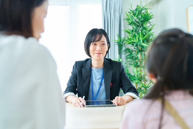 先生と三者面談している 親子