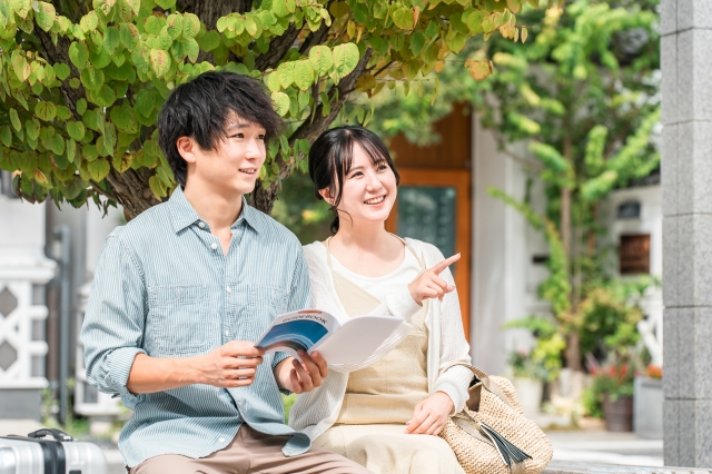 笑顔の男女