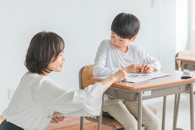 勉強する親子