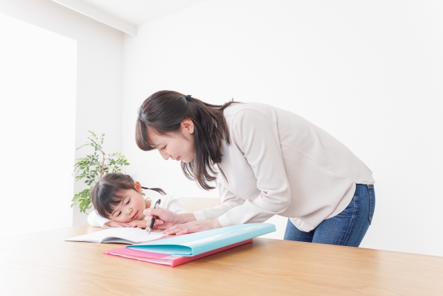 勉強している親子