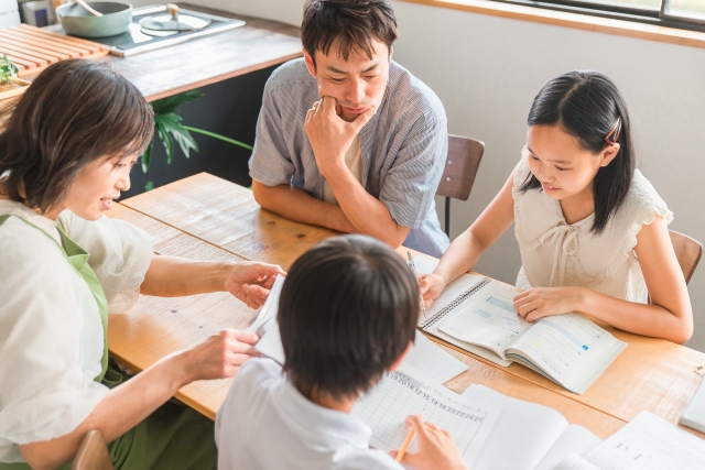 みんなで勉強している家族