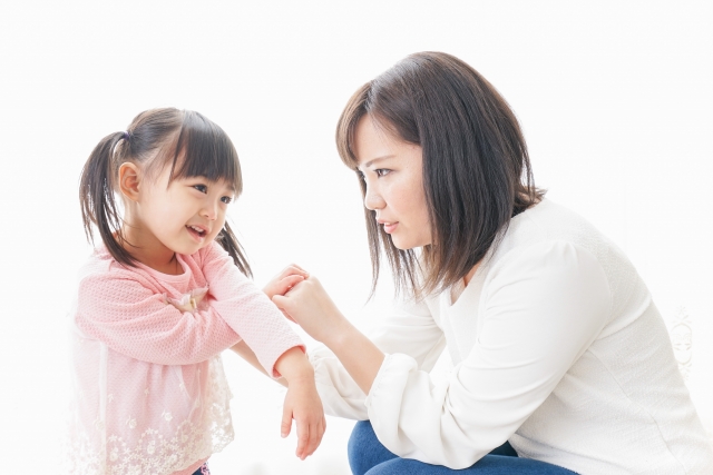 子供にしつけをしているお母さん
