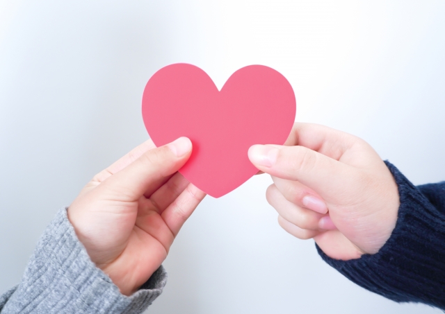 ハートを持つ手