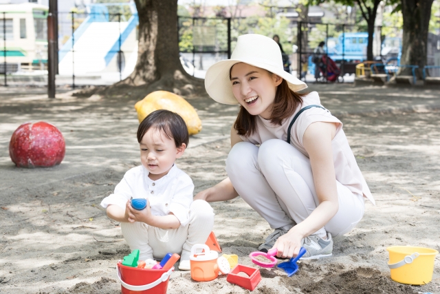 公園でおもちゃで遊ぶ親子