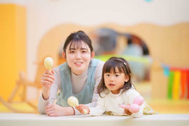 お母さんとマラカスをする女の子