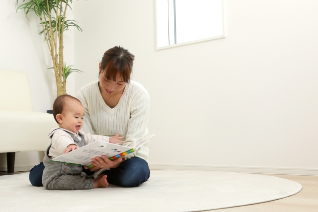 子供と本を読むお母さん