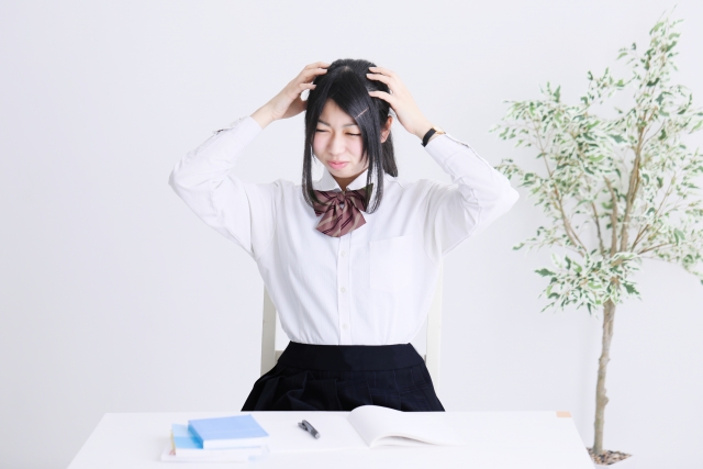 頭を抱える女学生