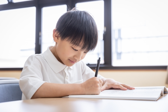 笑顔で勉強している男の子