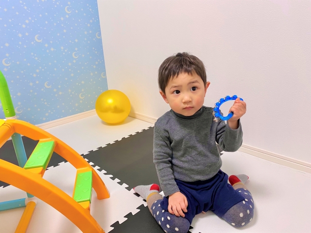 おもちゃの部屋で遊んでいる男のこ