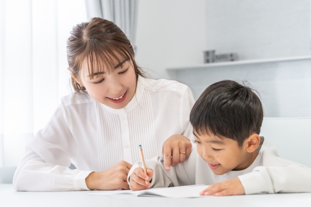 宿題をおかあさんとする男の子