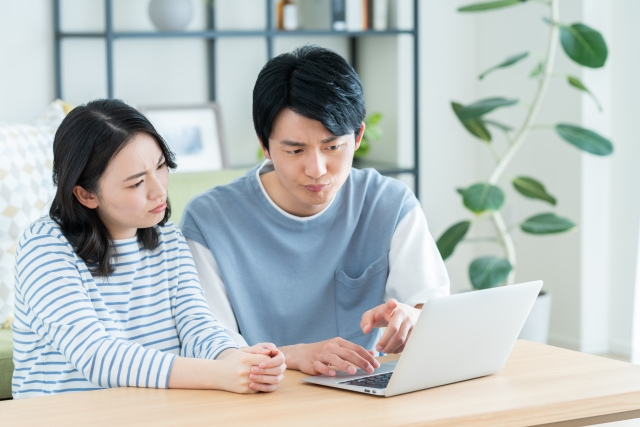何かを調べている男女