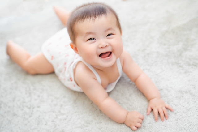 ハイハイ途中の赤ちゃん