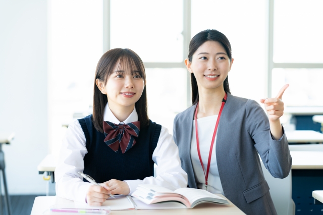 笑顔の先生と生徒