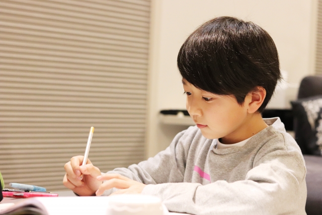 勉強をしている男の子