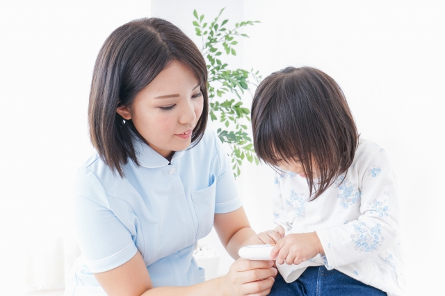 子供を慰める女性