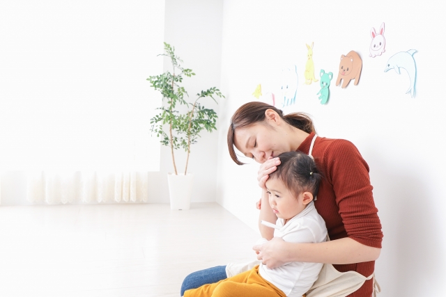 子供によしよしする大人
