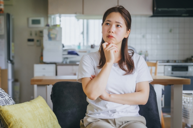 一人悩む女性