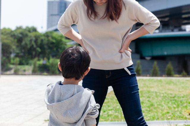 お母さんに怒られている男の子
