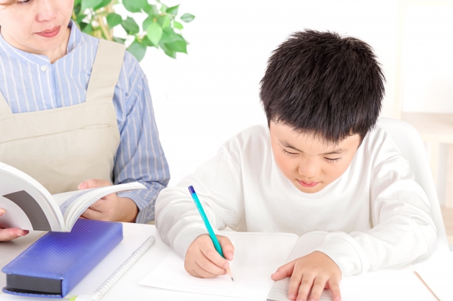 勉強を教えるお母さん