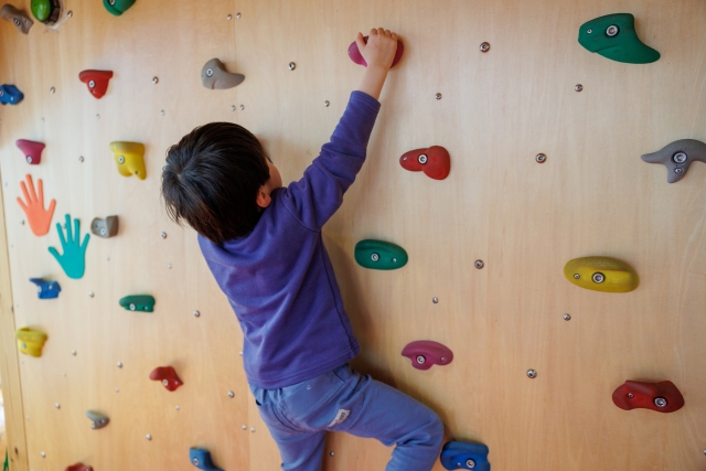 ボルダリングをする男の子