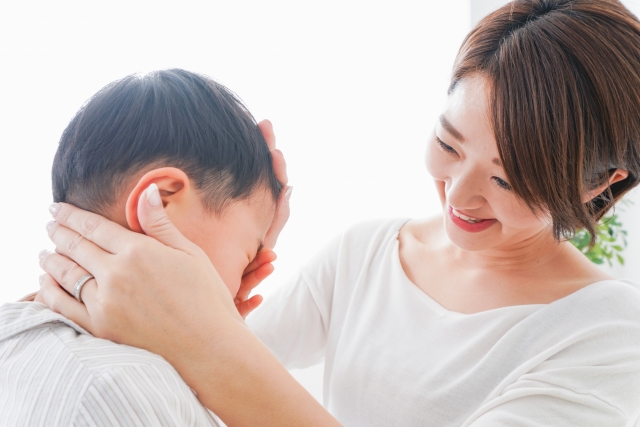 泣いてる男の子を慰める大人