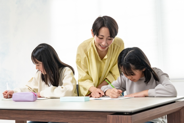 生徒に勉強を教える先生