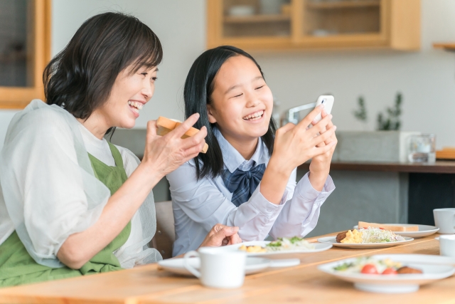 お母さんと楽しそうに会話をしている女学生