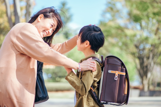 笑顔でよしよしされる男の子