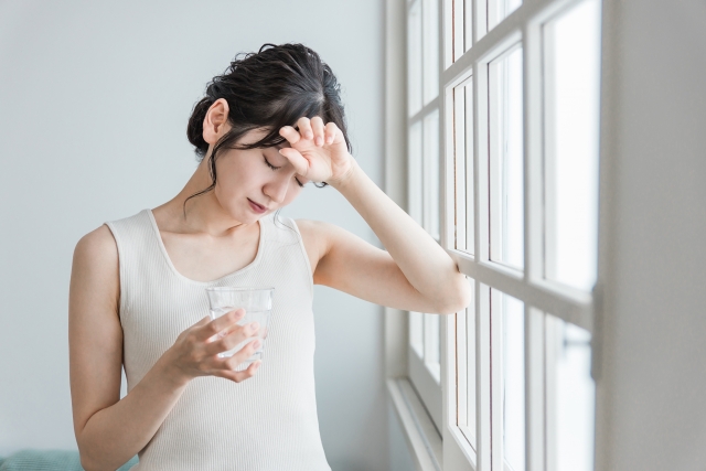 水飲む女性
