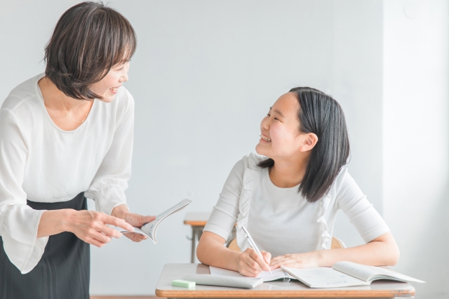 先生と笑顔で勉強する女の子