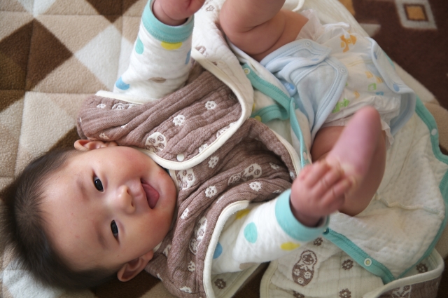 寝転がっている赤ちゃん