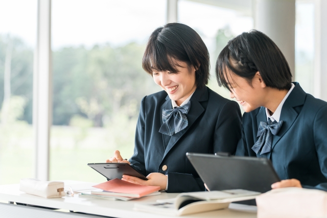 楽しそうに勉強する女子学生たち