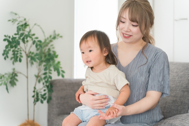 お母さんのお膝の上に座る子供