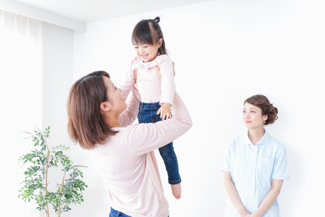 高い高いして遊ぶ親子