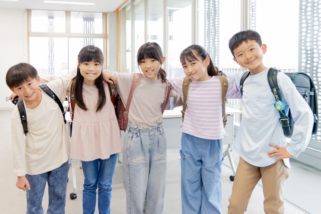 仲良い5人の小学生