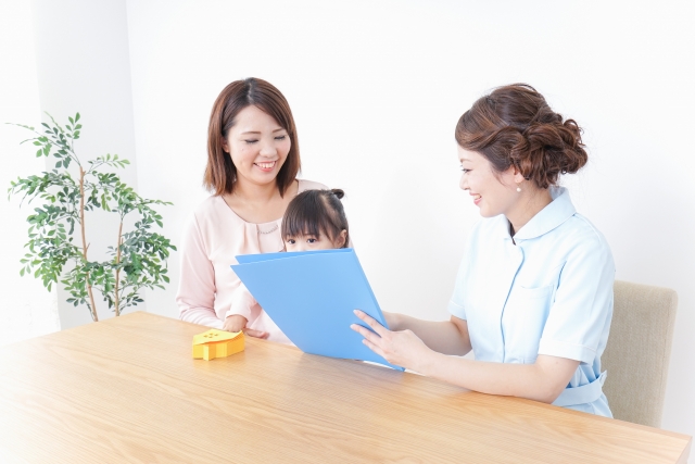 先生の話を聞く親子