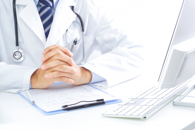 カルテを見ている医者