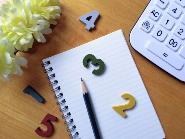 数字とノートと鉛筆