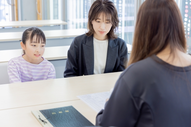 三者面談をしている親子