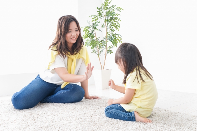 じゃんけんで楽しそうに遊んでいる親子