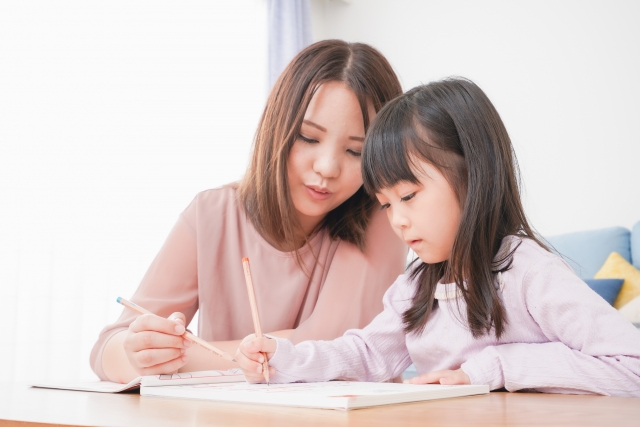 子供に勉強を教えるお母さん