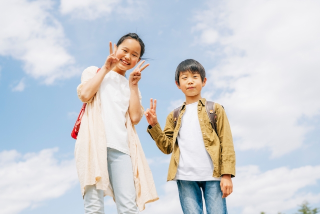 ピースをする子供達