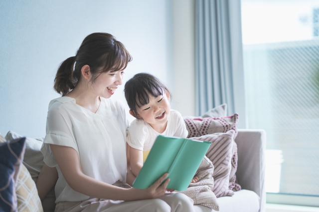 お母さんと読書する女の子