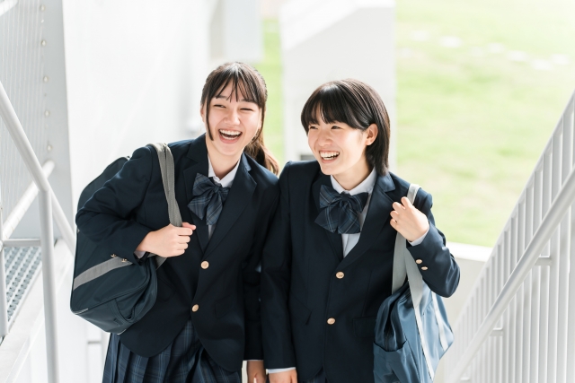 仲のいい女子学生二人